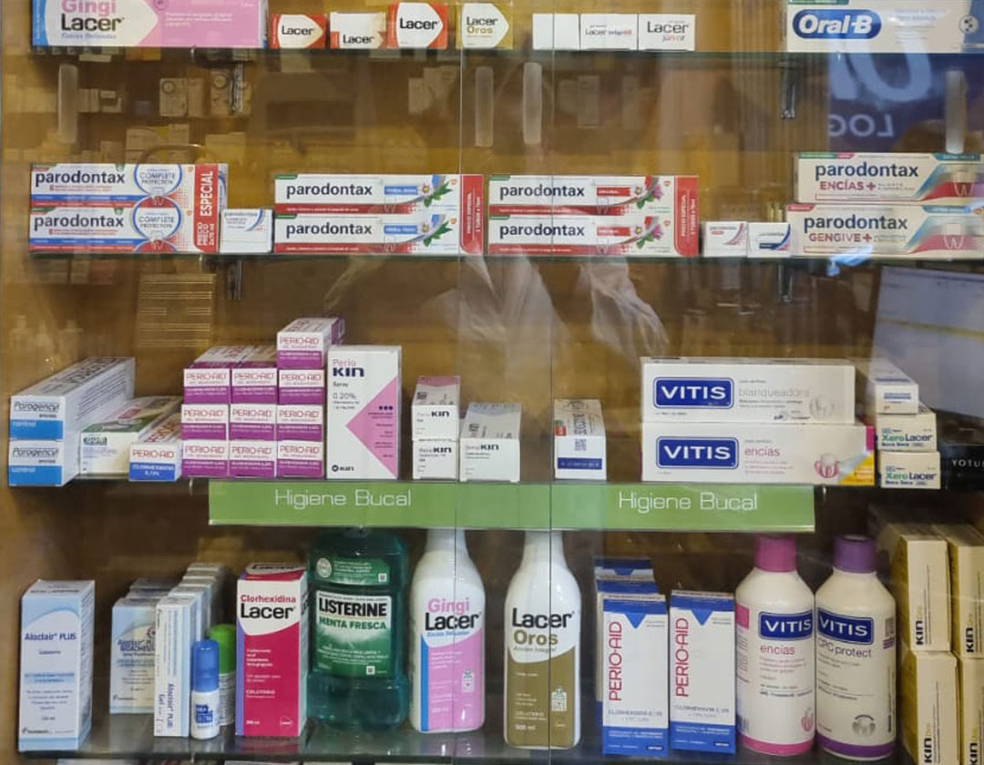 Higiene-bucodental muestra una estanteria de productos de higiene bucodental