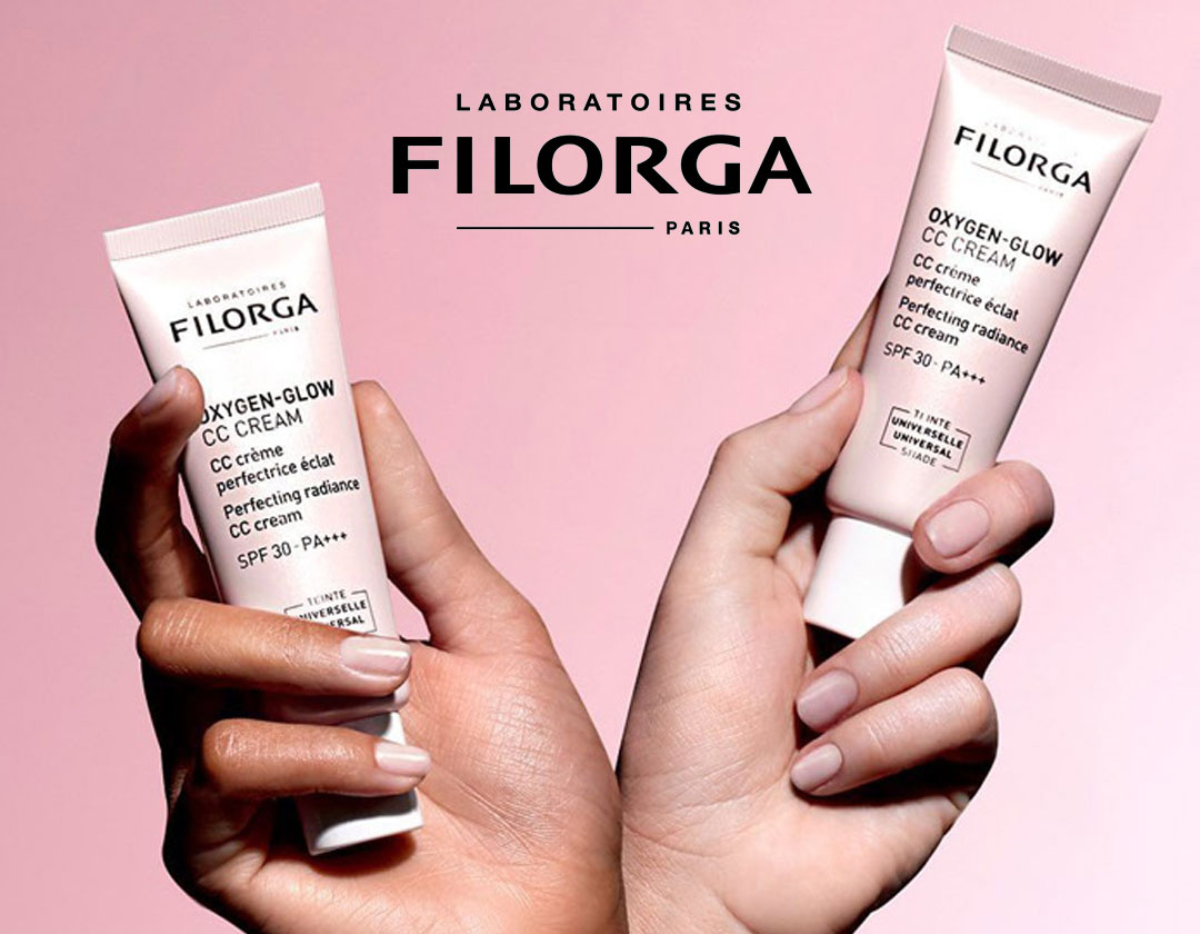 Servicio-de-Dermocosmetica Muestra unas manos sujetando unos productos de filorga
