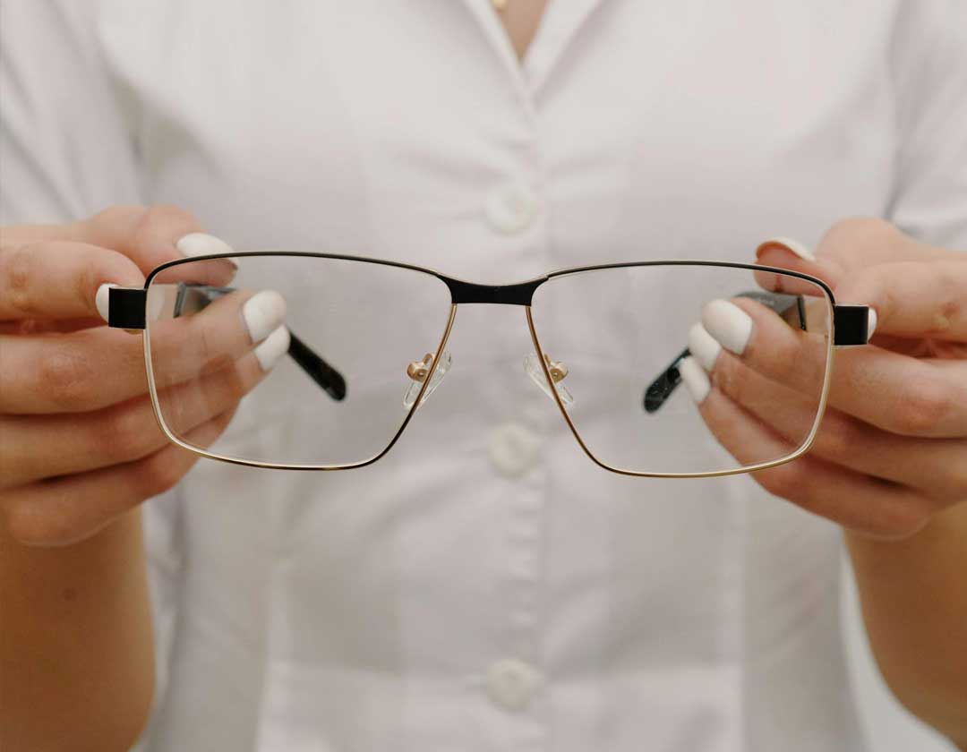 Servicio-de-optica Muestra una optica ofreciendo unas gafas