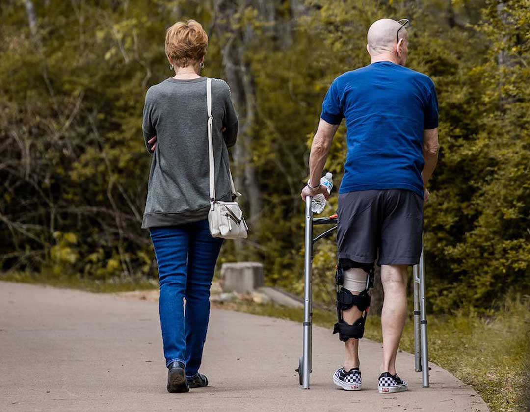 Servicio-de-ortopedia Muestra una pareja caminando con muletas