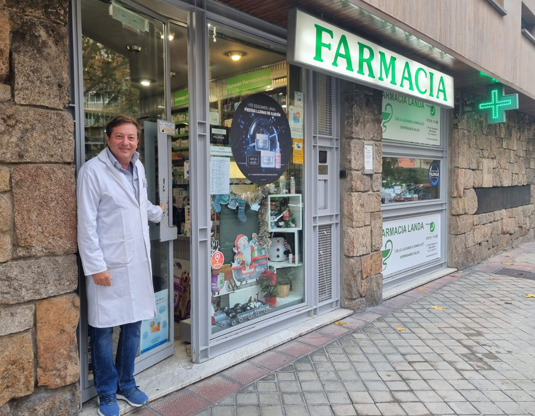 atFarmaceutica Muestra al farmaceutico en la puerta de la farmacia